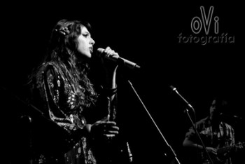 44 02 personajes-cantante-mujer1