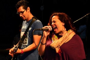 44 02 personajes-cantante-mujer2