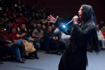 44 02 personajes-cantante-mujer4