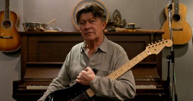 <strong>Robbie Robertson (1943 – 2023)</strong>